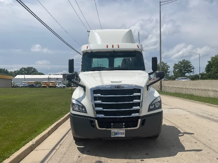 2019 Freightliner Cascadia in Melrose Park, IL — photo 2