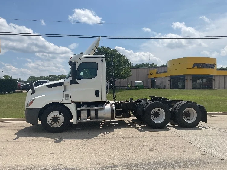 2019 Freightliner Cascadia - image 4