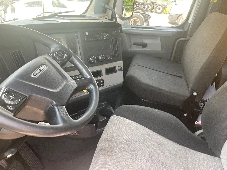 2019 Freightliner Cascadia in Melrose Park, IL — photo 10