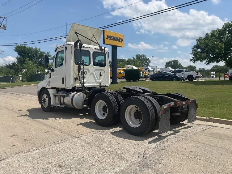 2019 Freightliner Cascadia in Melrose Park, IL — photo 5