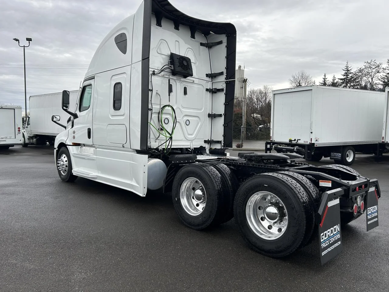2027 Freightliner Cascadia - image 2