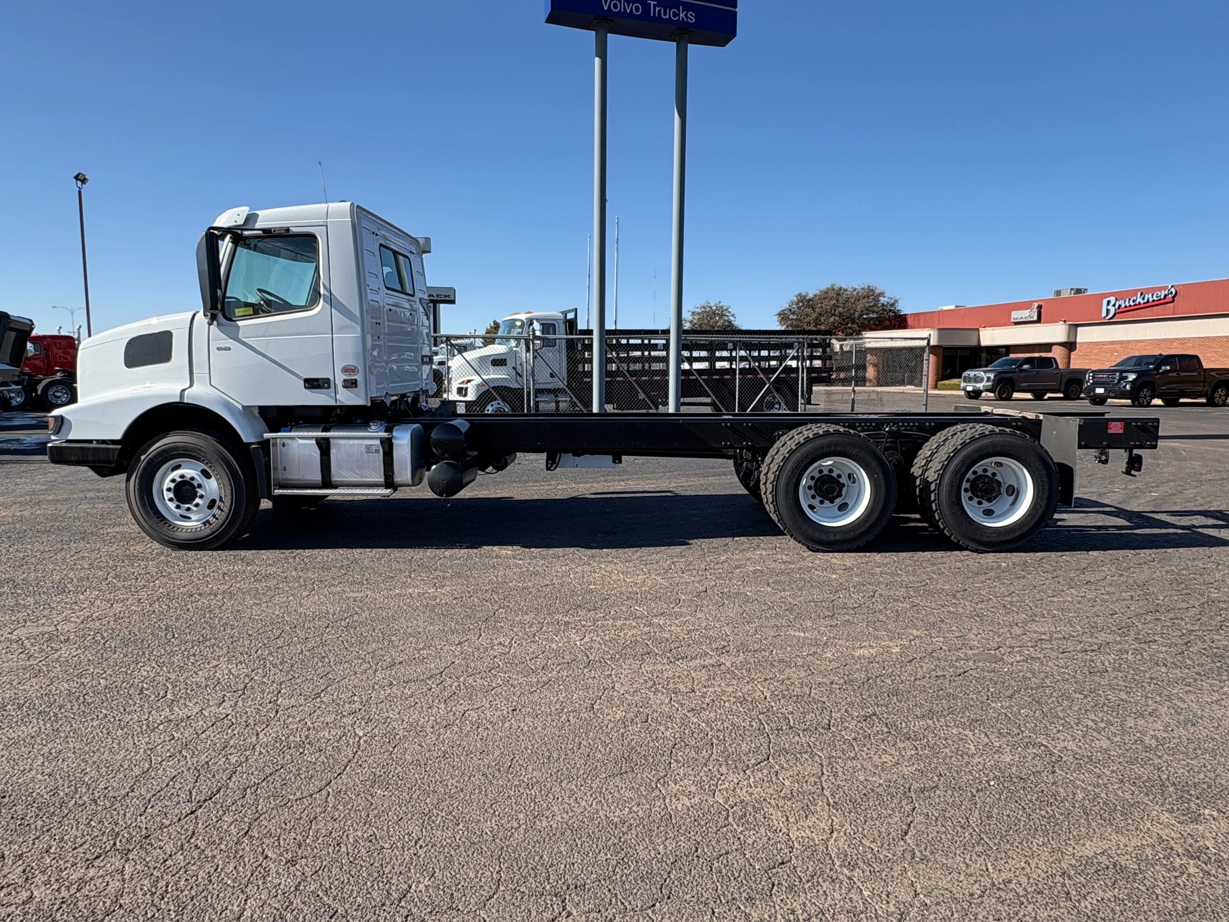 2026 Volvo VHD 300 in Lubbock, TX — photo 8
