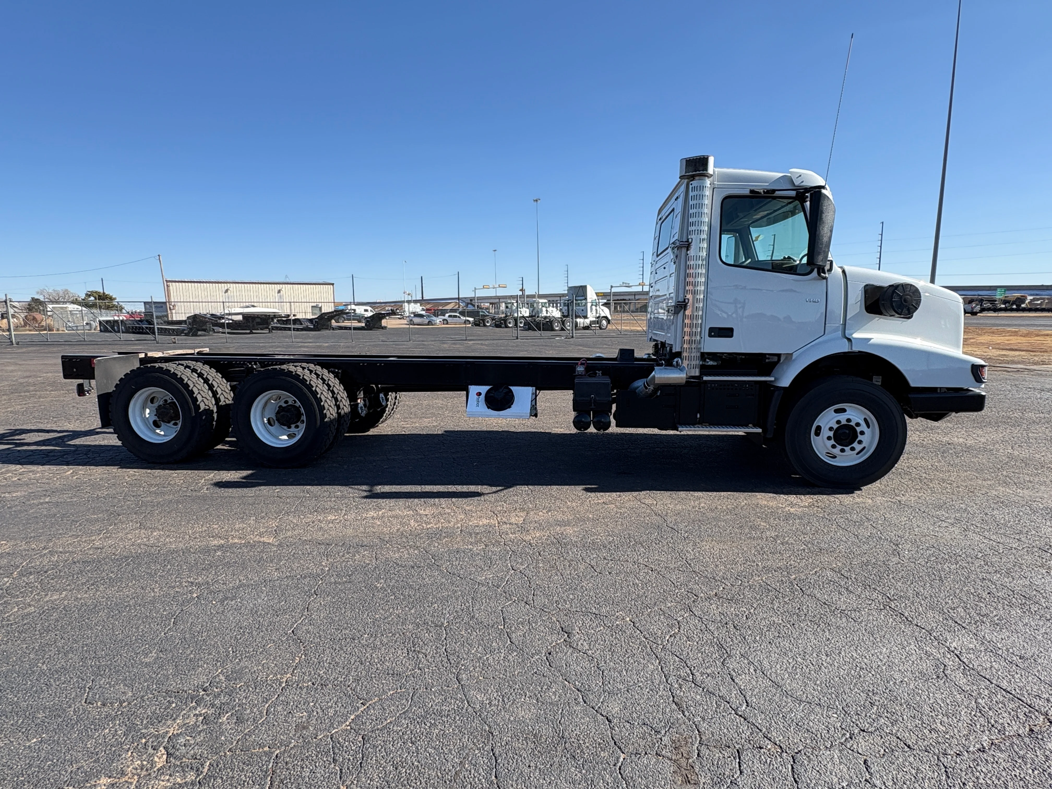 2026 Volvo VHD 300 in Lubbock, TX — photo 4