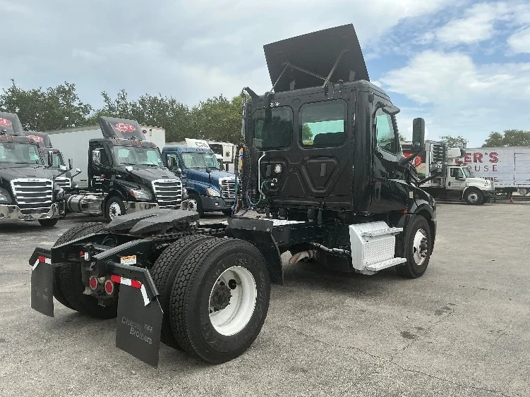 2019 Freightliner Cascadia in Medley, FL — photo 7