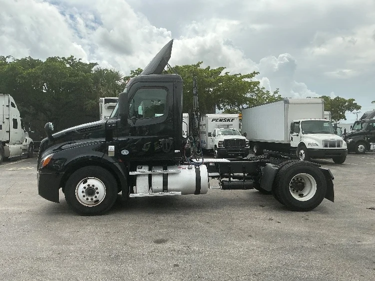 2019 Freightliner Cascadia in Medley, FL — photo 4