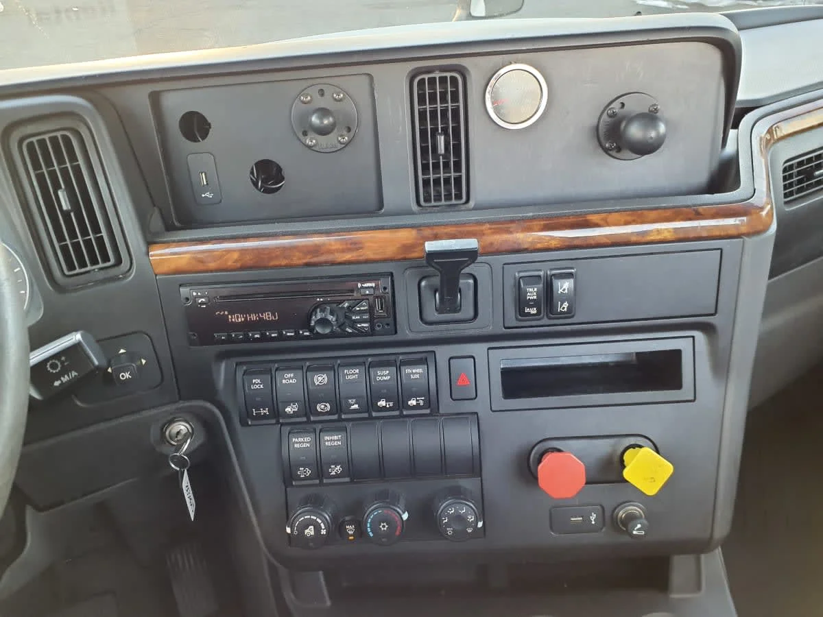 2019 International LT in Springfield, MA — photo 7