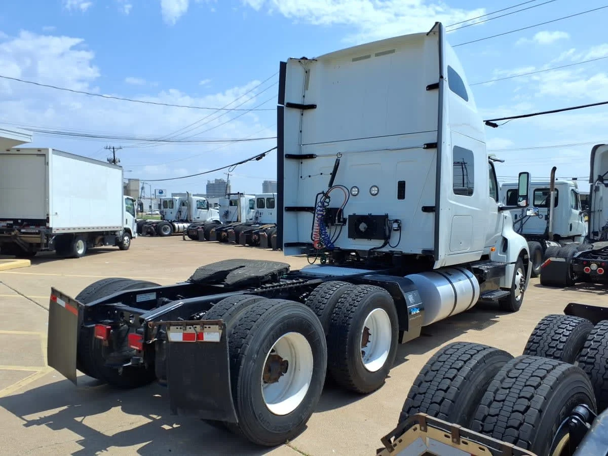 2019 International LT in Dallas, TX — photo 4