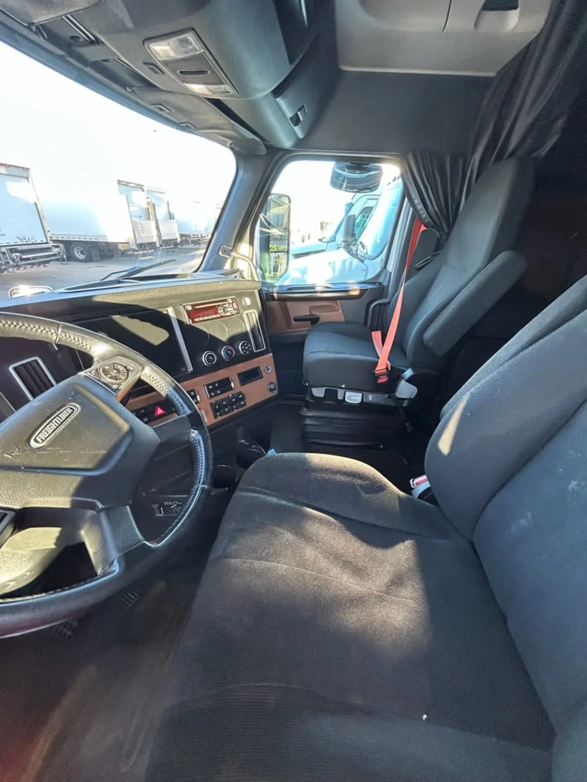 2019 Freightliner Cascadia - image 7
