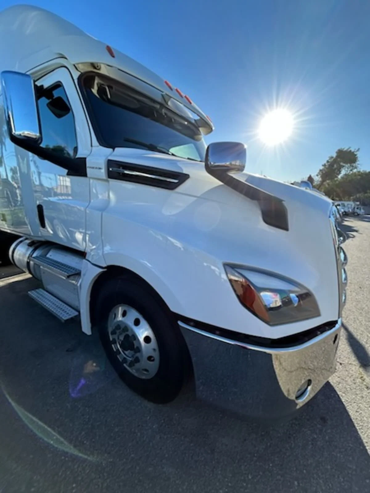 2019 Freightliner Cascadia - image 3