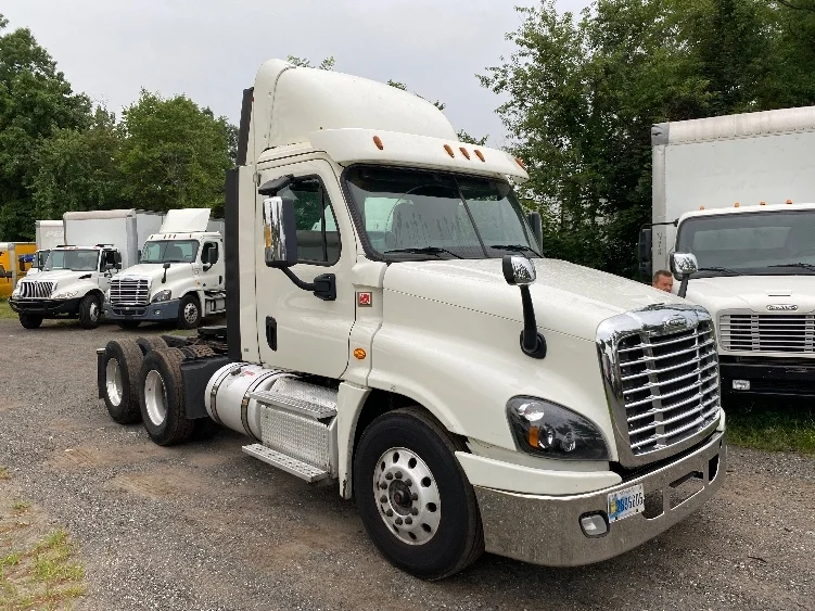 2018 Freightliner Cascadia - image 1