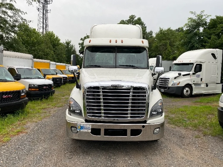 2018 Freightliner Cascadia - image 2