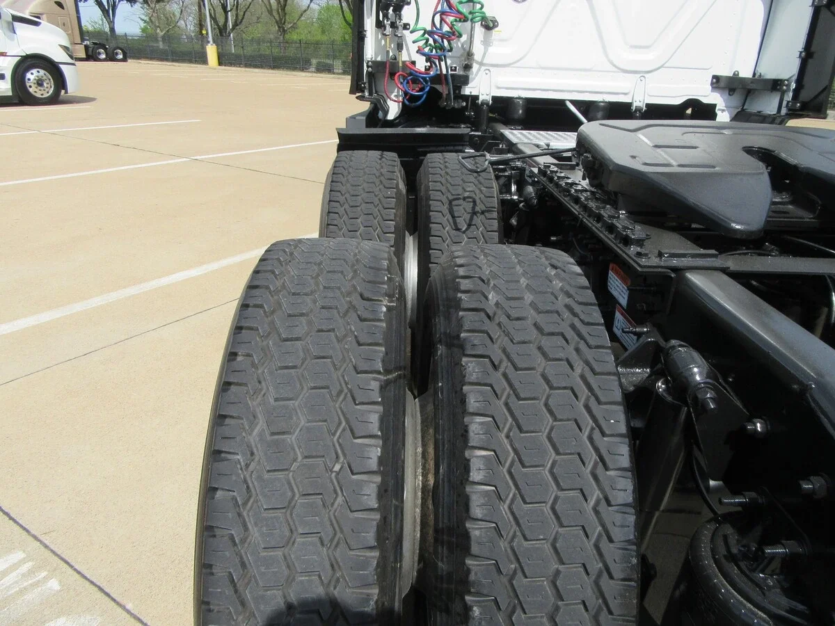 2025 Freightliner Cascadia - image 13