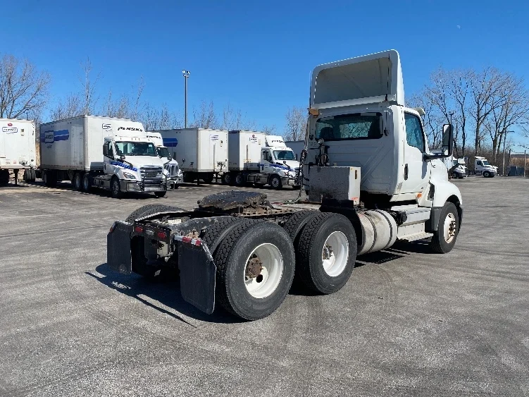 2019 International LT - image 7