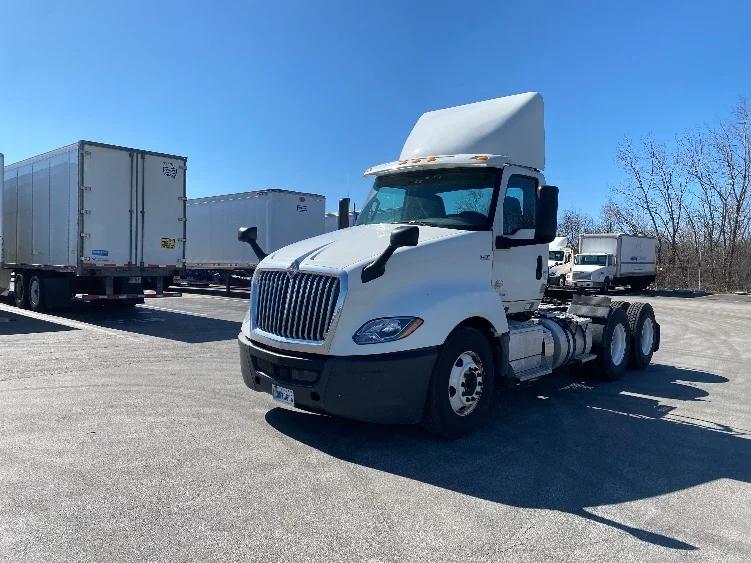 2019 International LT - image 3