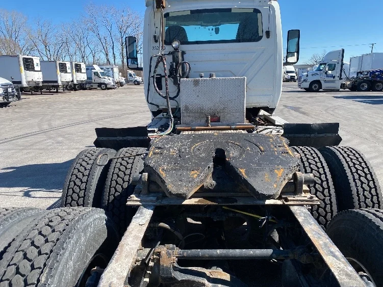 2019 International LT - image 6