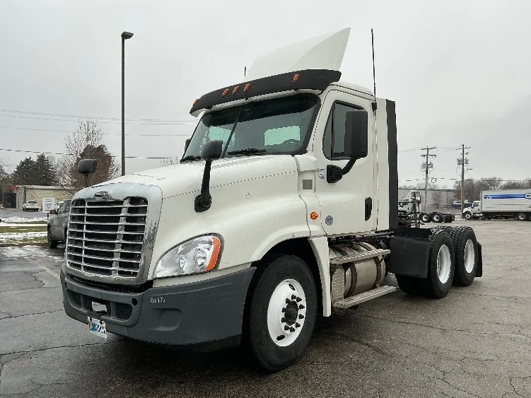 2019 Freightliner Cascadia - image 3