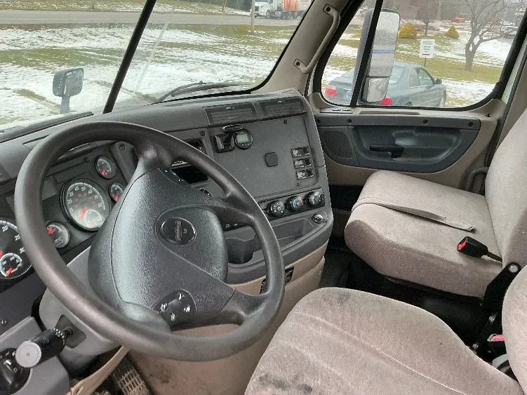 2019 Freightliner Cascadia - image 10