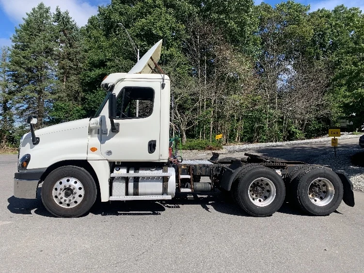 2017 Freightliner Cascadia - image 4