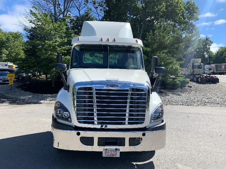 2017 Freightliner Cascadia - image 2