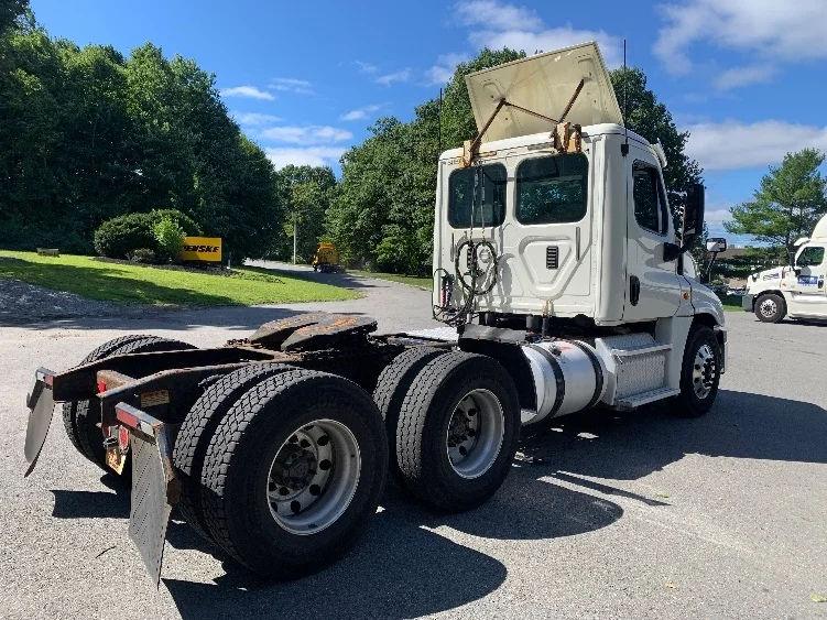 2017 Freightliner Cascadia - image 7