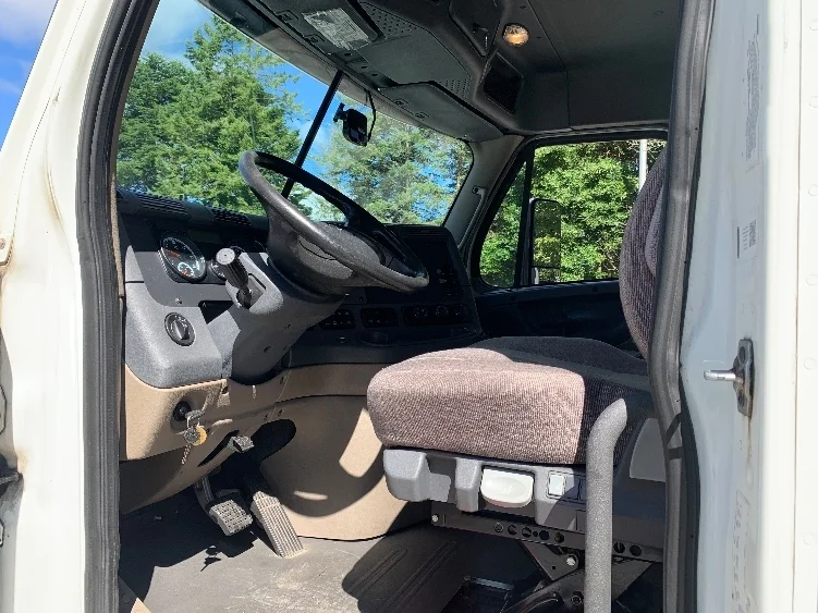 2017 Freightliner Cascadia - image 9