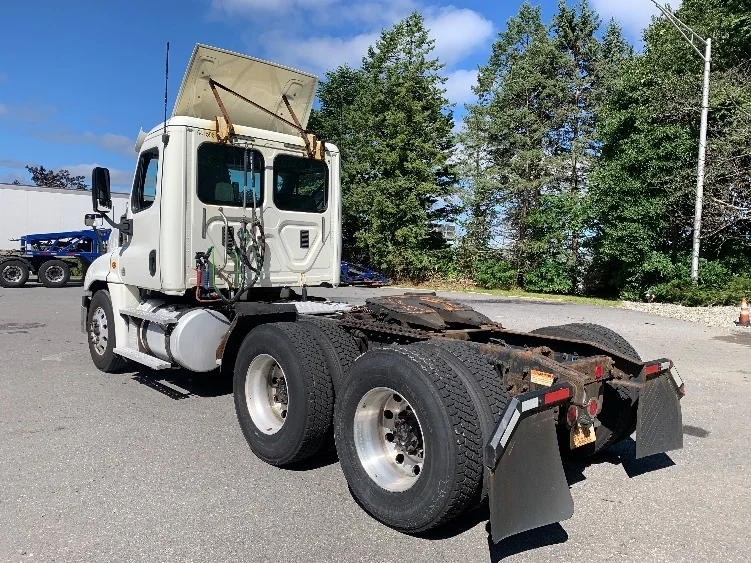 2017 Freightliner Cascadia - image 5