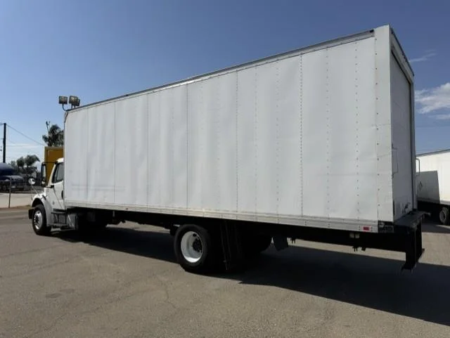 2019 Freightliner M2 106 — photo 5