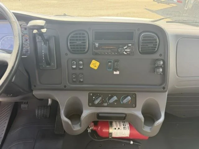 2019 Freightliner M2 106 — photo 11