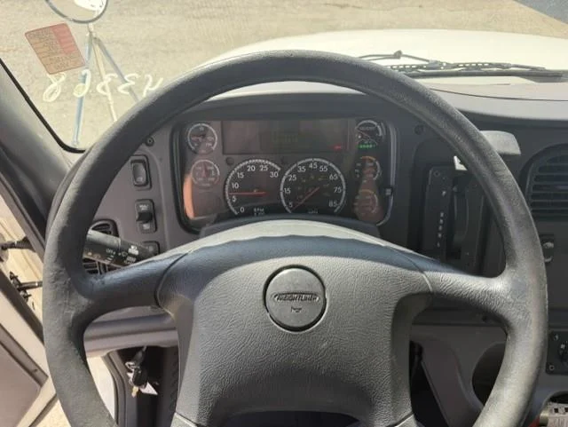 2019 Freightliner M2 106 — photo 9