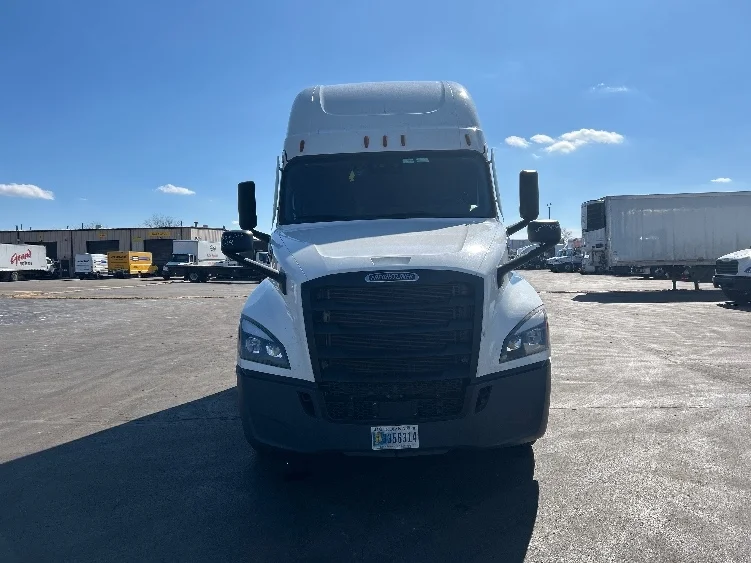 2023 Freightliner Cascadia - image 2