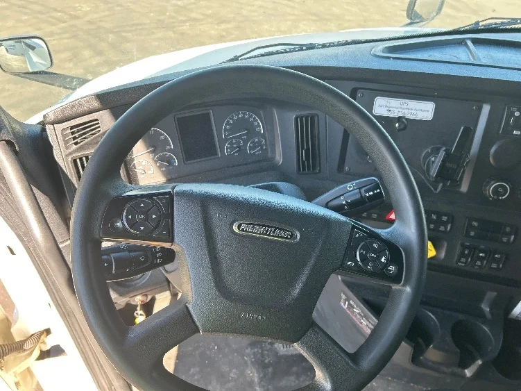 2023 Freightliner Cascadia - image 10