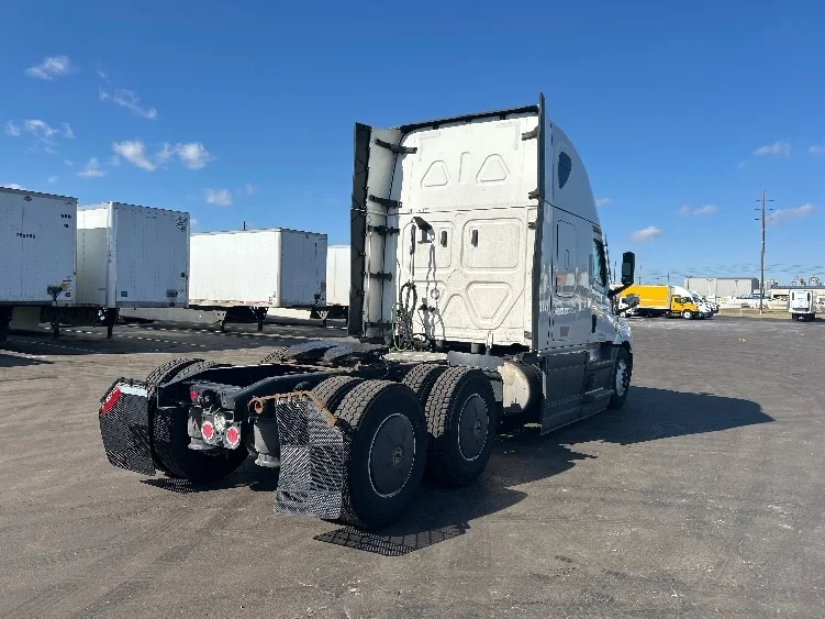 2023 Freightliner Cascadia - image 7