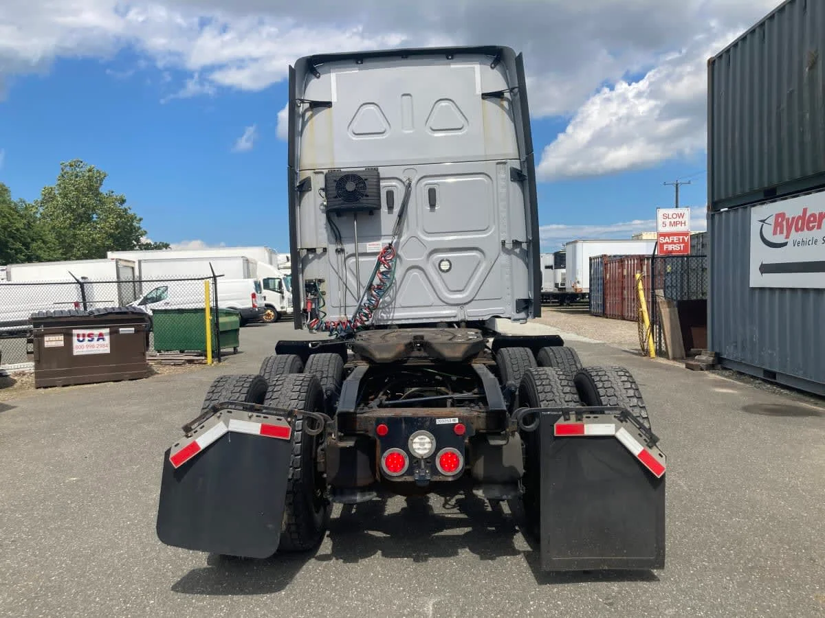 2021 Freightliner Cascadia in Springfield, MA — photo 5