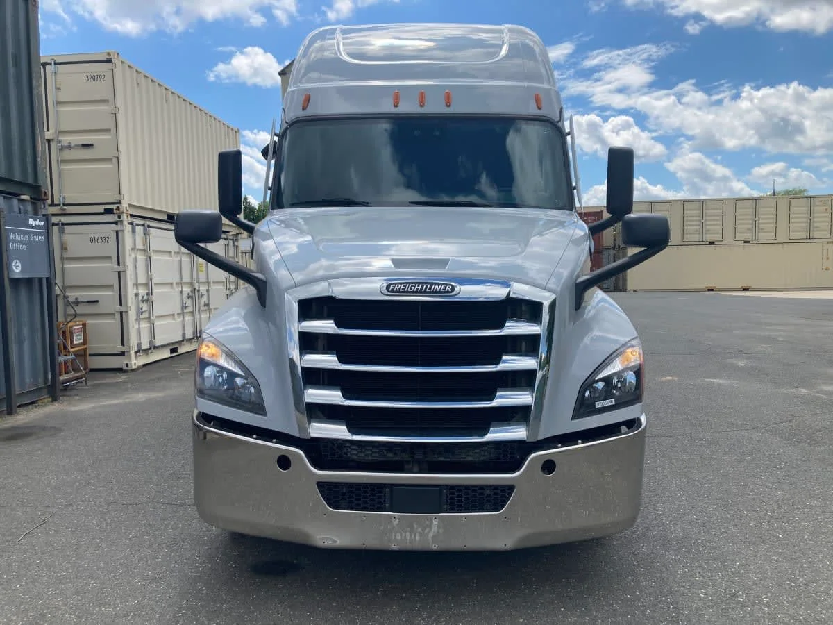 2021 Freightliner Cascadia in Springfield, MA — photo 2
