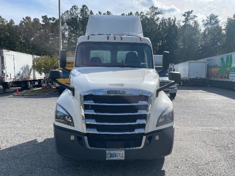 2020 Freightliner Cascadia in Jacksonville, FL — photo 2