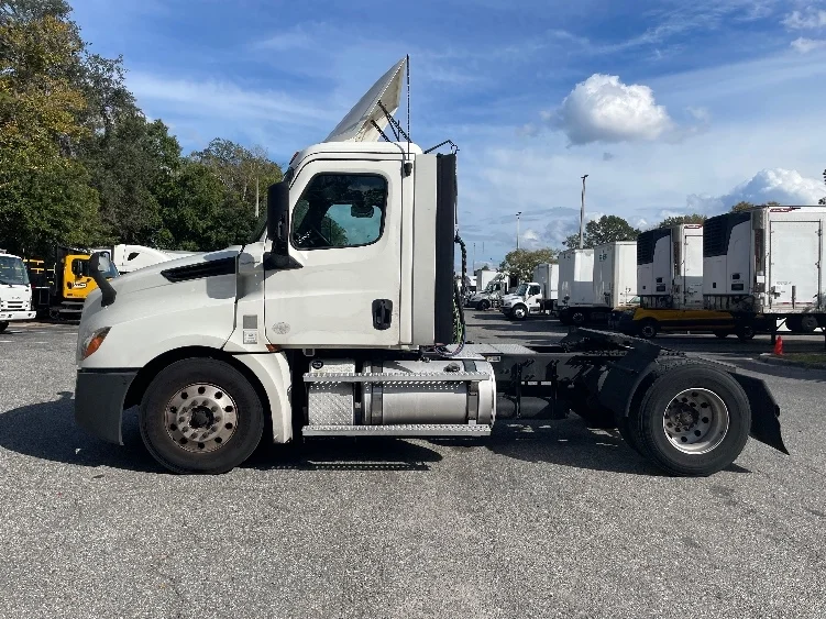 2020 Freightliner Cascadia in Jacksonville, FL — photo 4