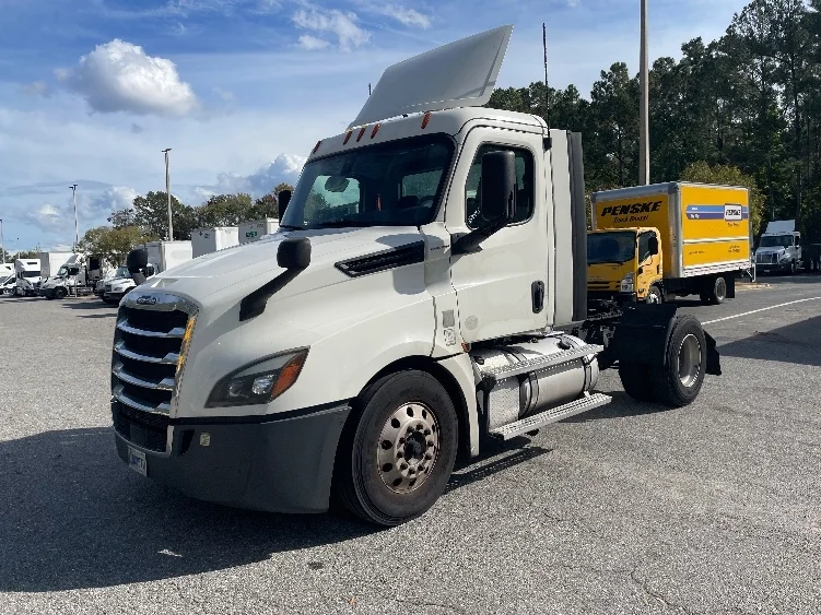 2020 Freightliner Cascadia in Jacksonville, FL — photo 3