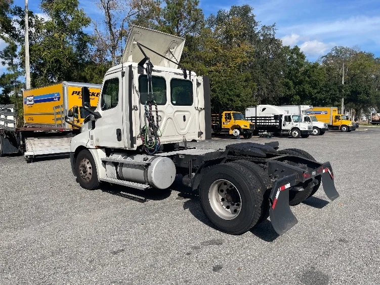 2020 Freightliner Cascadia in Jacksonville, FL — photo 5