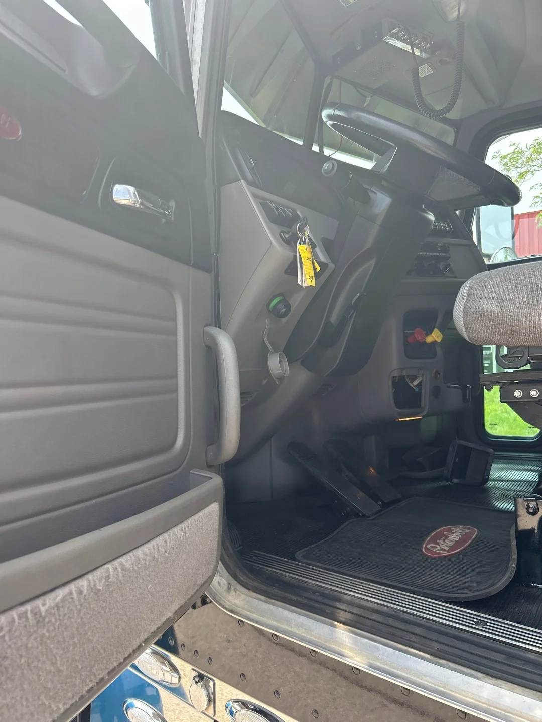 2023 Peterbilt 389 - image 12