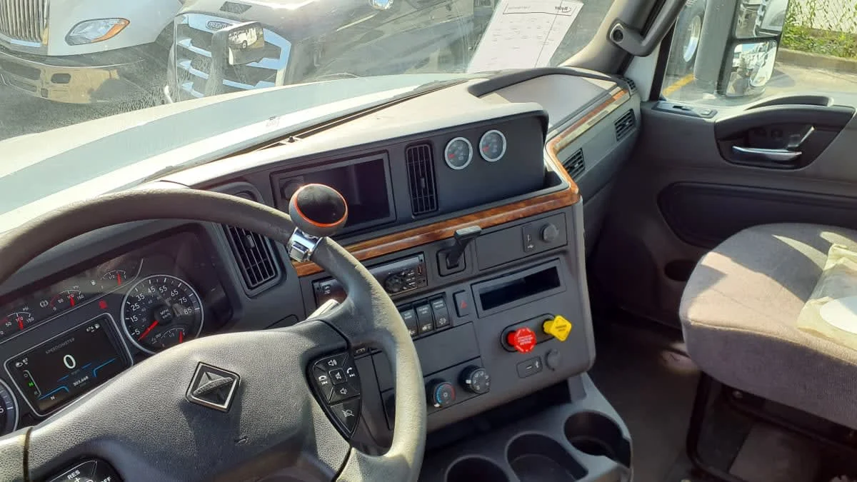 2019 International LT in Bolingbrook, IL — photo 7