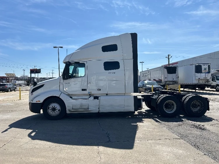 2023 Volvo VNL 760 - image 4