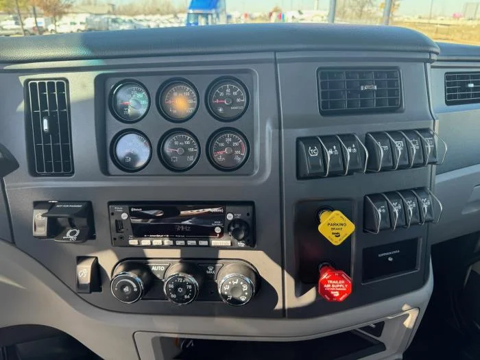 2027 Peterbilt 567 — photo 18