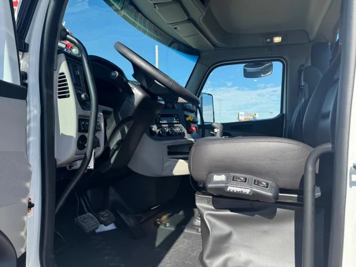 2027 Peterbilt 567 — photo 15