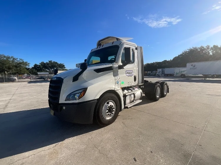 2021 Freightliner Cascadia - image 3