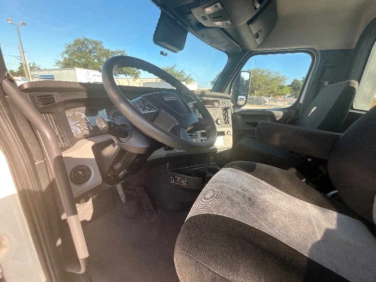 2021 Freightliner Cascadia - image 10