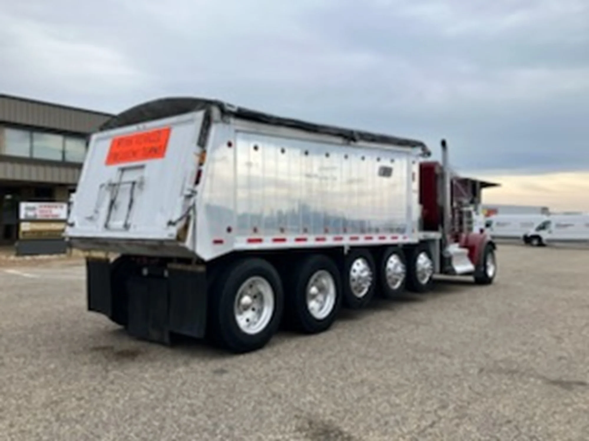 2022 Kenworth W900 - image 5
