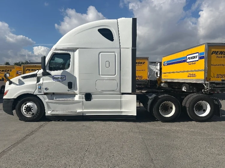 2023 Freightliner Cascadia - image 4