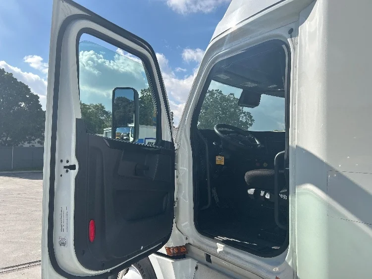 2023 Freightliner Cascadia - image 9