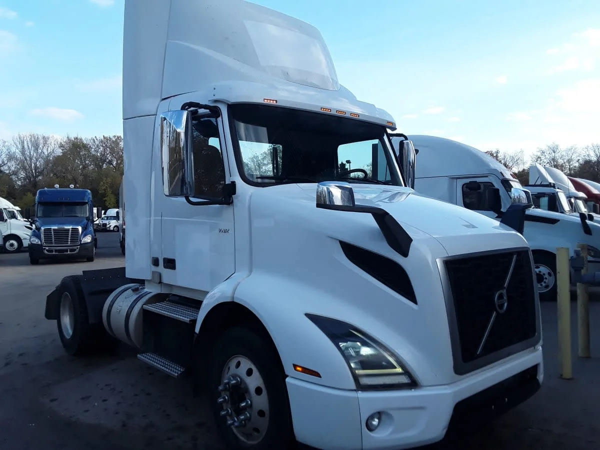 2019 Volvo VNR 660 in Kansas City, MO — photo 3