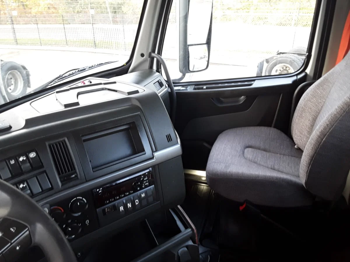 2019 Volvo VNR 660 in Kansas City, MO — photo 8
